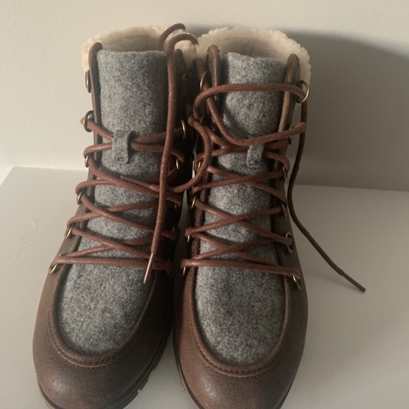 Sorel Shoes - New in box.